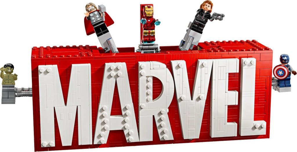 LEGO 76313 Marvel Logo MARVEL z minifigurkami zestaw 1024x525