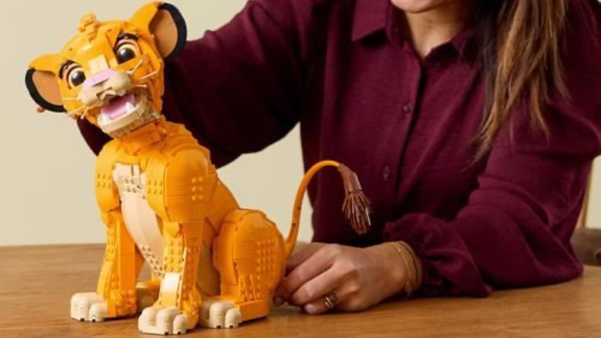 LEGO Disney Young Simba is so puppet-like, it makes for a spooky build experience
