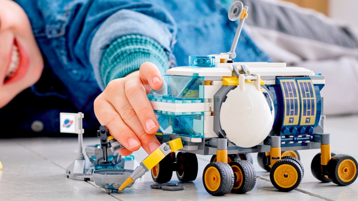 LEGO CITY lunar exploration space sets launch on LEGO.com