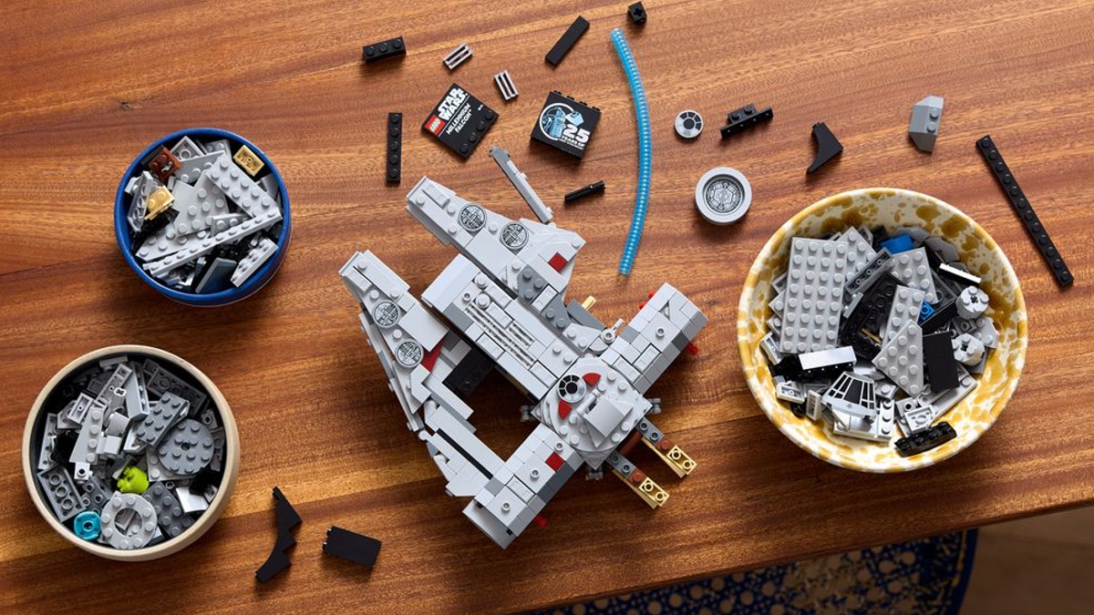LEGO Star Wars midi-scale ships include a secret surprise inside