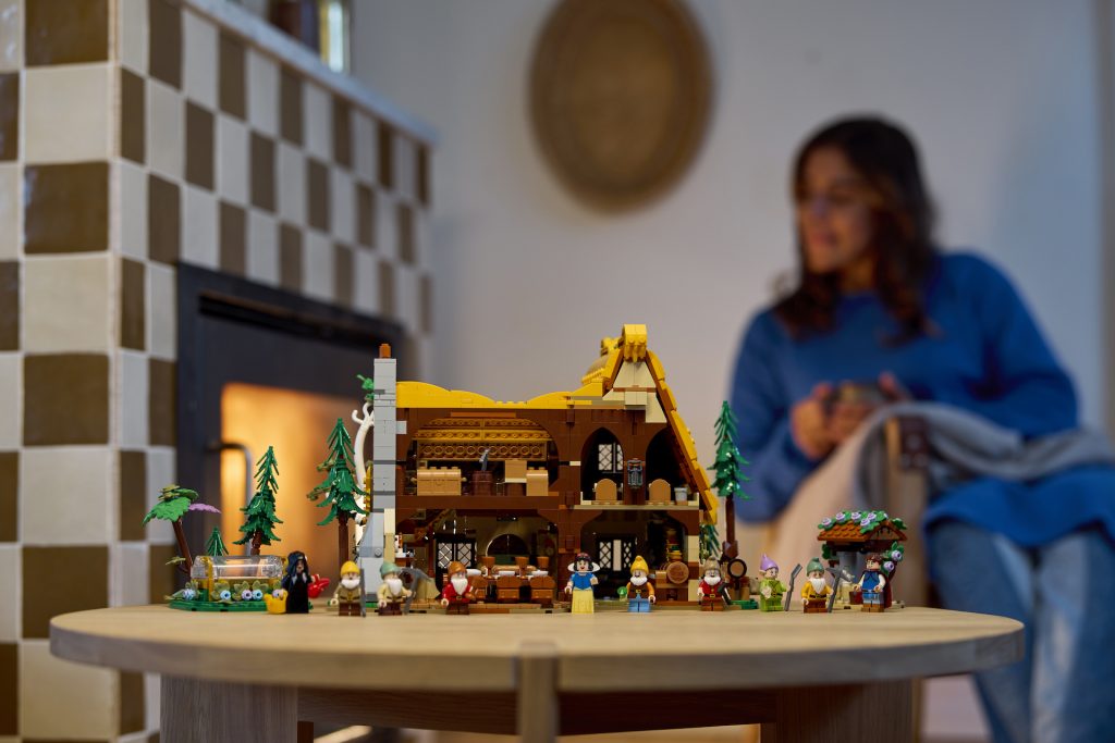 LEGO Disney 43242 Snow White and the Seven Dwarfs Cottage 13 1024x683