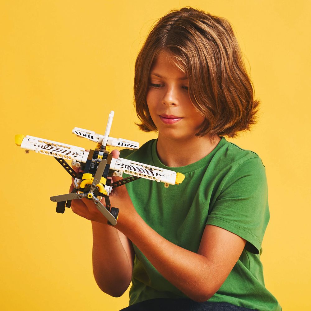 LEGO Technic 42198 Bush Plane 9