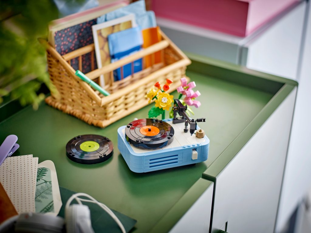 LEGO Creator 3 in 1 31172 Record Player with Flowers 12 1024x767