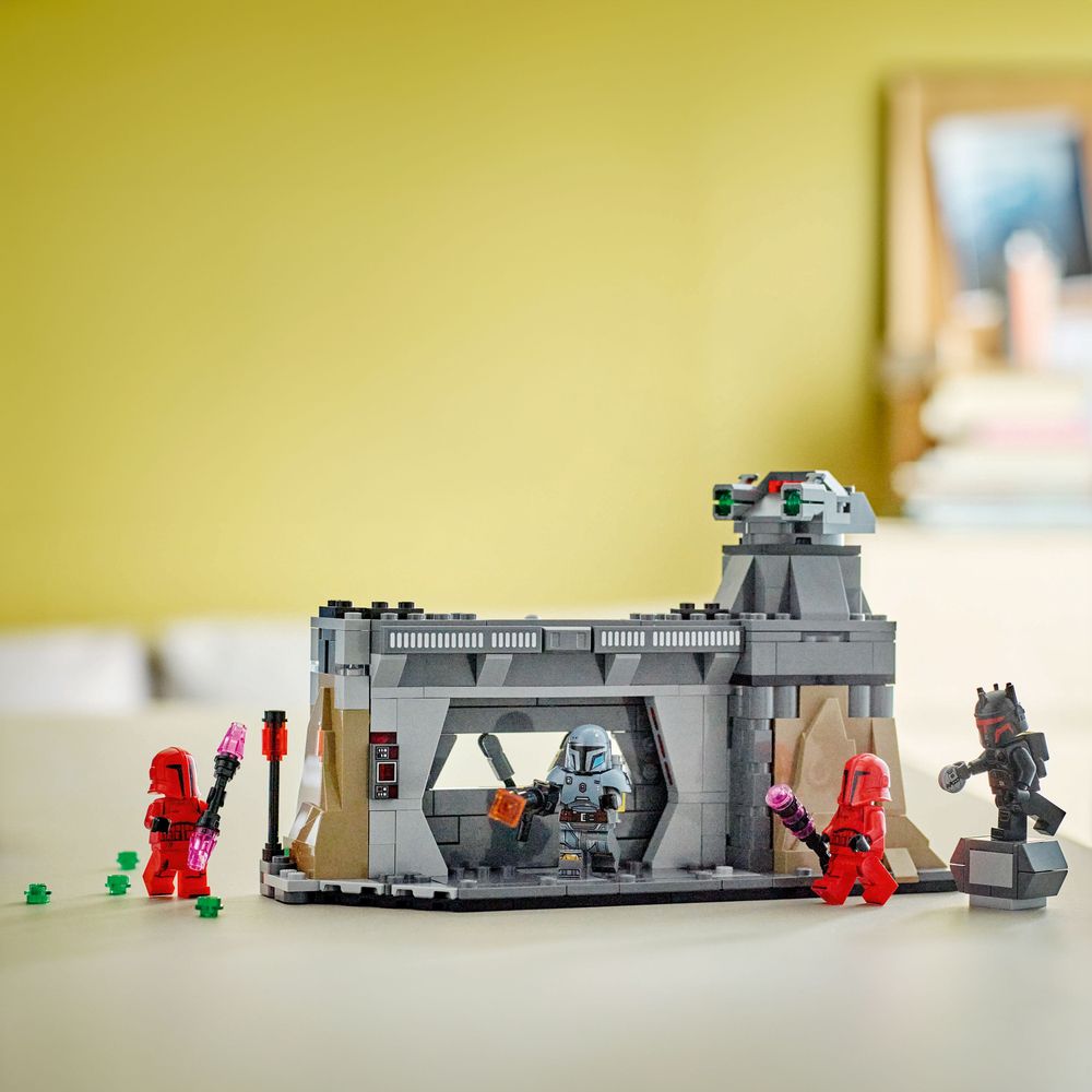 LEGO Star Wars 75386 Paz Vizsla and Moff Gideon Battle 9