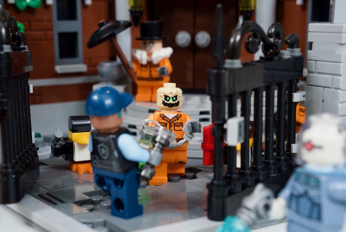 LEGO Batman DC 76300 Arkham Asylum mod 4 1200x806