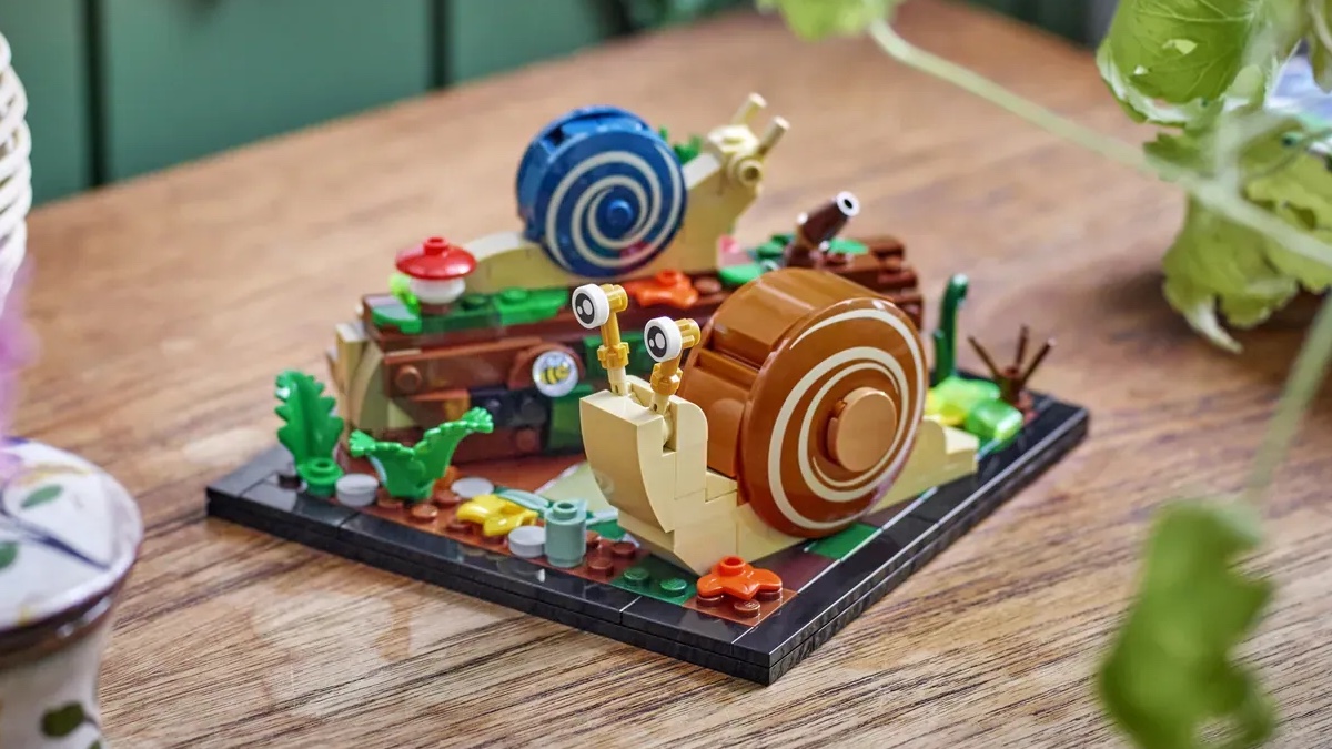 Spooky and snaily gifts-with-purchase return to LEGO.com