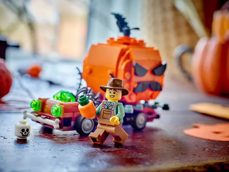 LEGO 40822 Jack O Lantern Pickup Truck Lifestyle 2