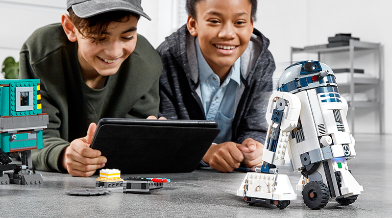 See LEGO Star Wars 75253 BOOST Droid Commander in action