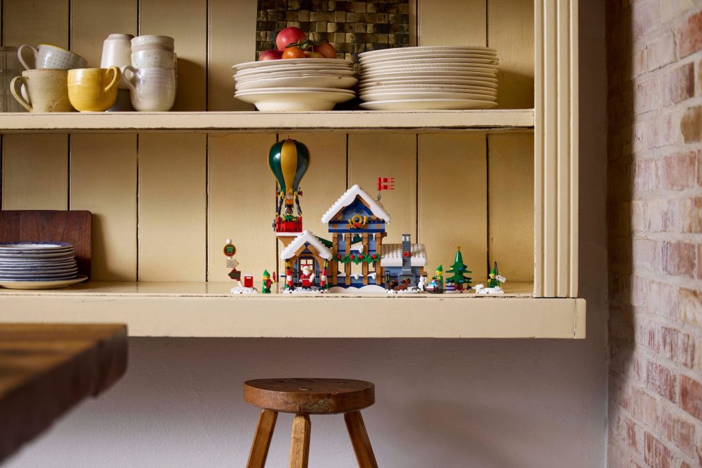 LEGO Winter Village 10339 Santas Post Office 27 1024x683