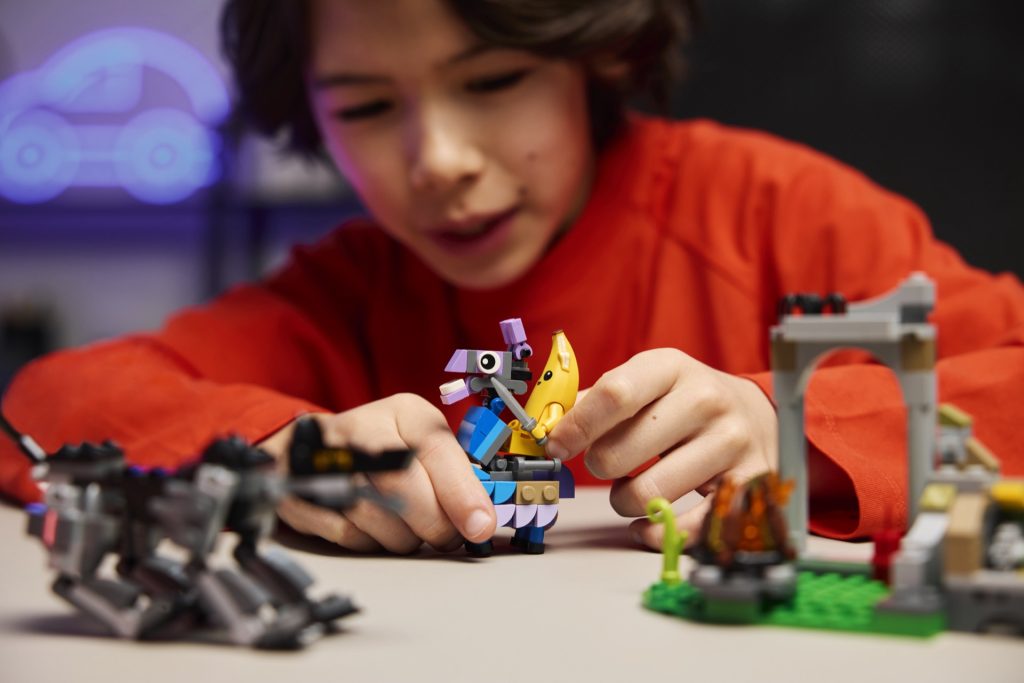 LEGO Fortnite 77075 Peely Sparkplugs Camp 1 1024x683