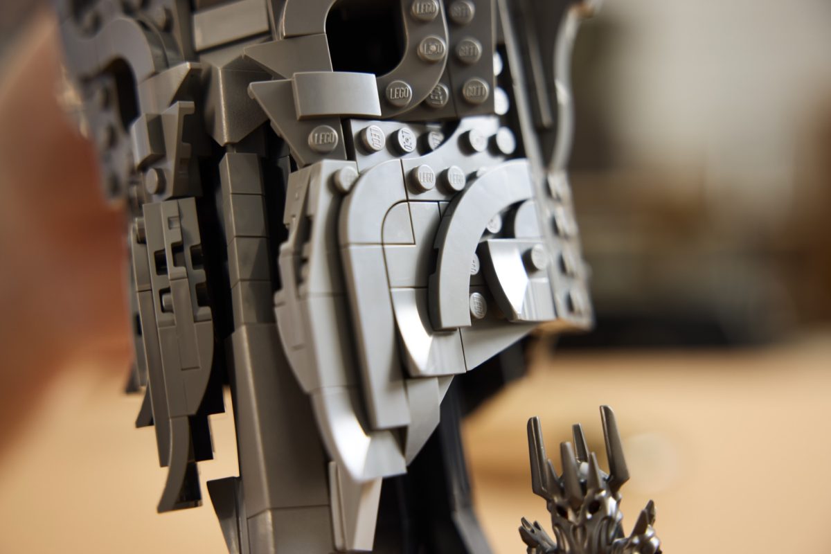 LEGO Icons 11373 The Lord of the Rings Saurons Helmet 7 1200x800