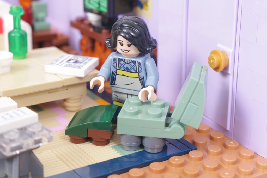 LEGO Creator Expert 10292 Friends Apartments review 40