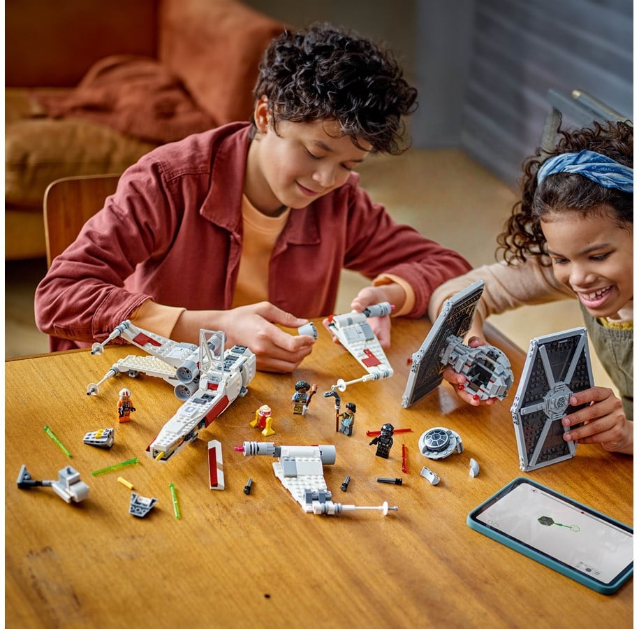 LEGO Star Wars 75393 TIE Fighter and X Wing Mash up 9
