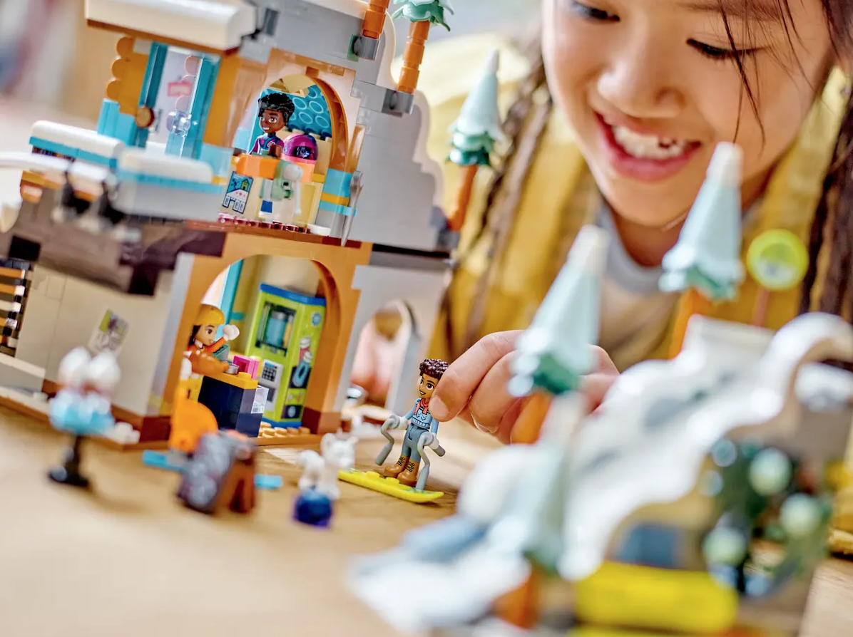 LEGO Friends 41756 Holiday Ski Slope and Cafe 3