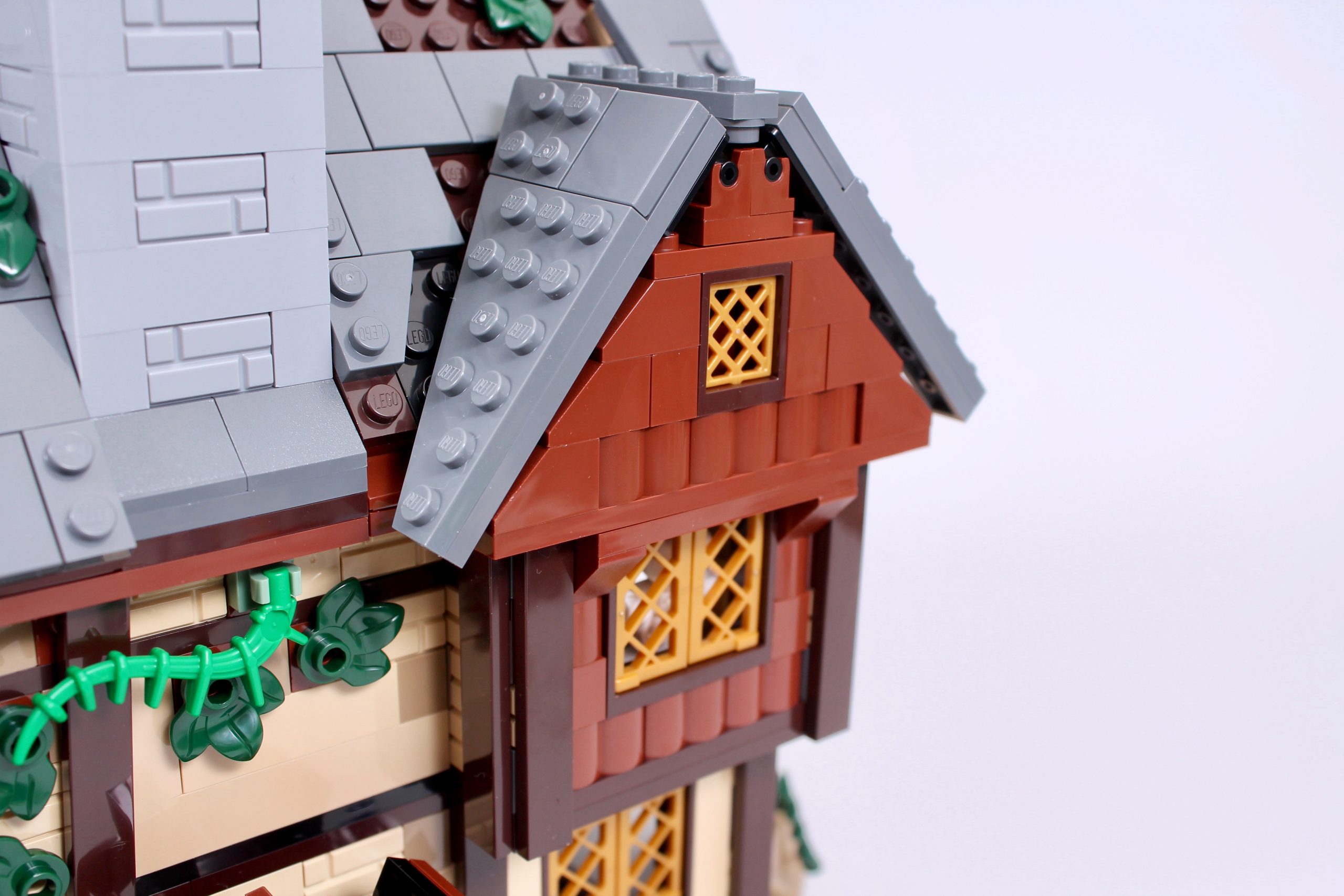 LEGO Ideas 21341 Disney Hocus Pocus The Sanderson Sisters Cottage review 31 scaled