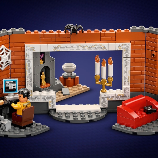 LEGO Marvel 76185 Spider Man at the Sanctum Workshop 1