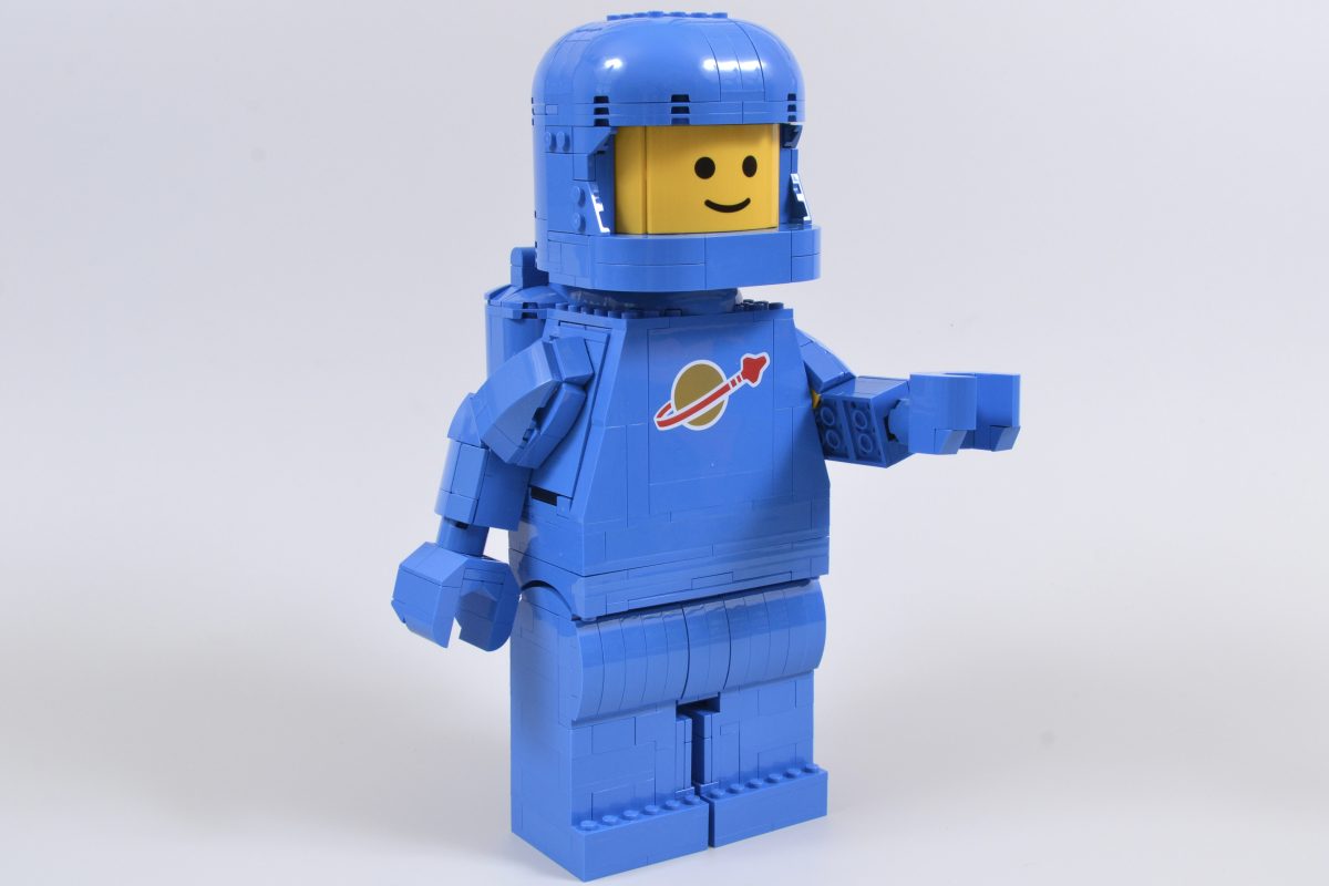 LEGO 40921 Up Scaled Blue Astronaut Minifigure 18 1200x800