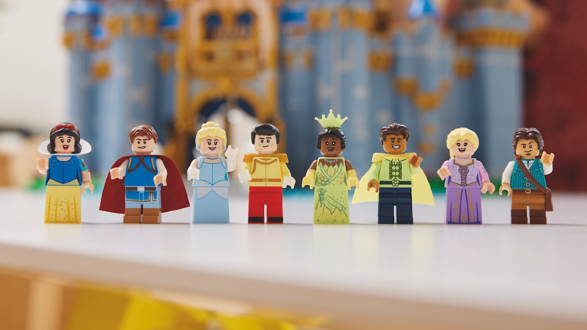 LEGO 43222 Disney Castle has minifigures from three classic Disney eras