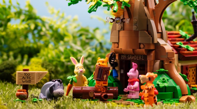 Image: Explore LEGO Ideas 21326 Winnie the Pooh with its fan designer